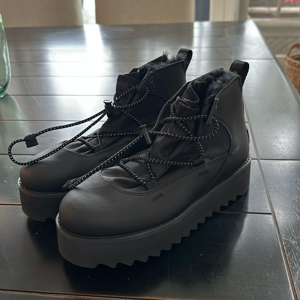 UGGS